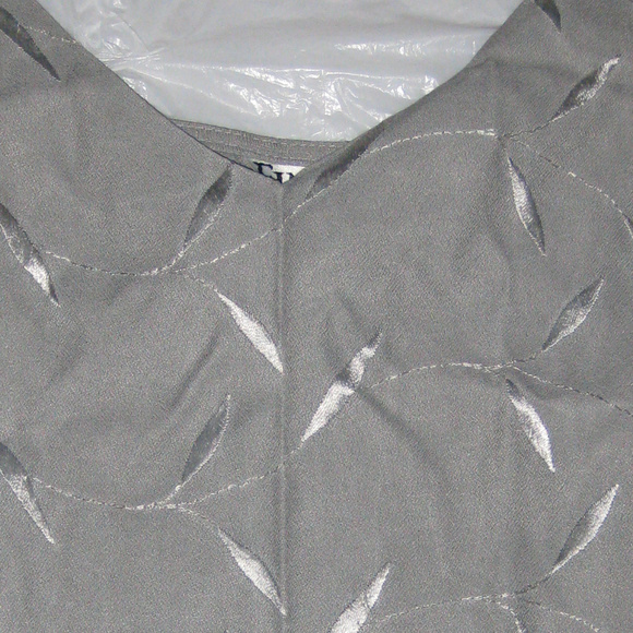 NEW w/TAGS Gray and white blouse Sleeveless V-neck - Picture 3 of 4